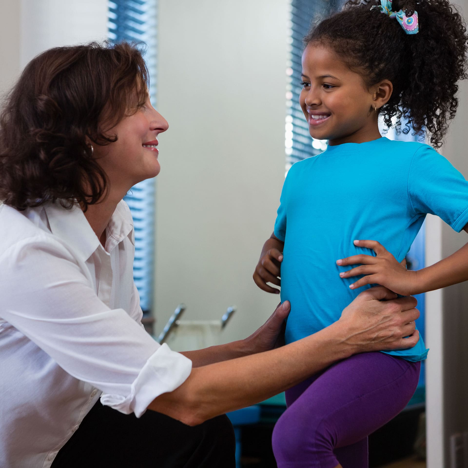 Kinderfysiotherapeut oefent het balanceren met een jong meisje