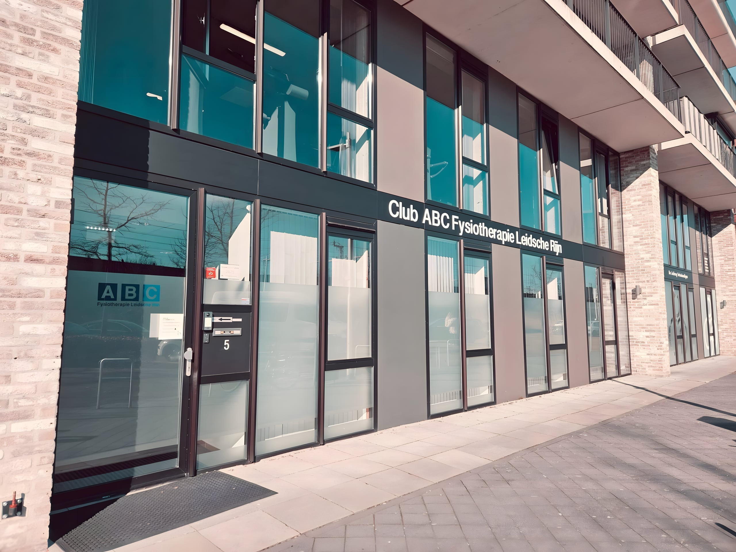 De entree van Club ABC Fysiotherapie Leidsche Rijn met het ABC-logo op de pui